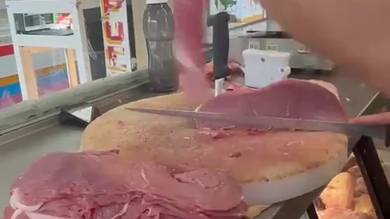 Carnicero preparando un corte de carne en La Providencia I