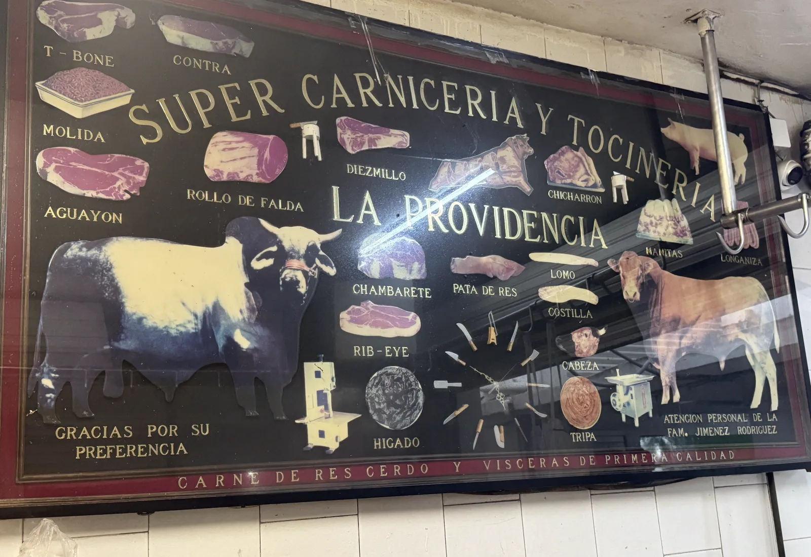 Mural con la carta de cortes de res y cerdo de La Providencia
