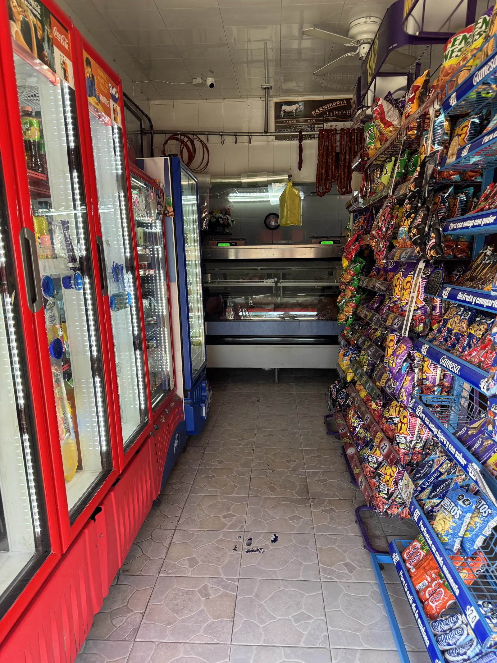 Pasillo con botanas y refrigeradores